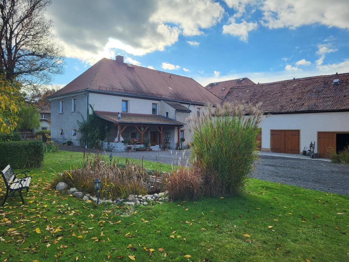 Ferienwohnung Am Wasserturm Mit Kleinem Bauernhof Baruth Exterior photo